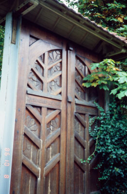 ガレ工房の木の扉